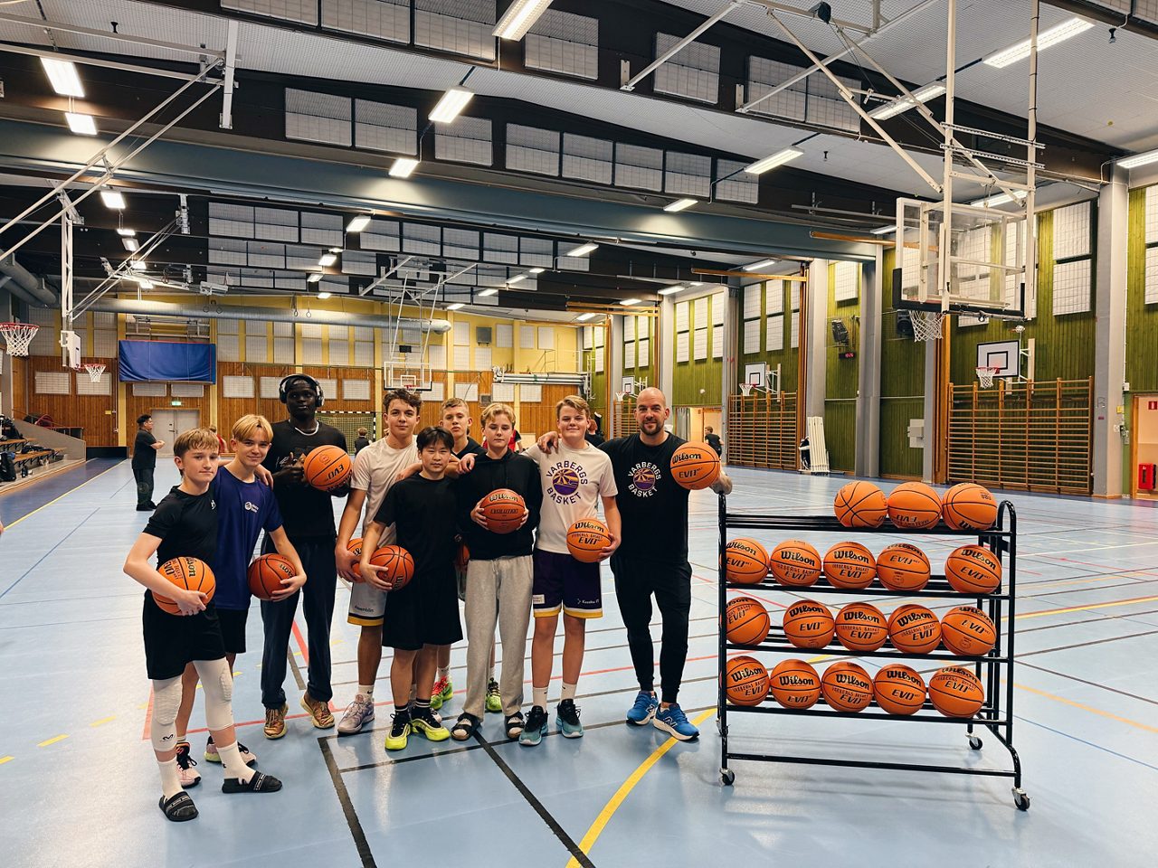 Ungdomar från Varbergs basket som håller i basketbollar de fått från Sparbanksstiftelsen Varberg