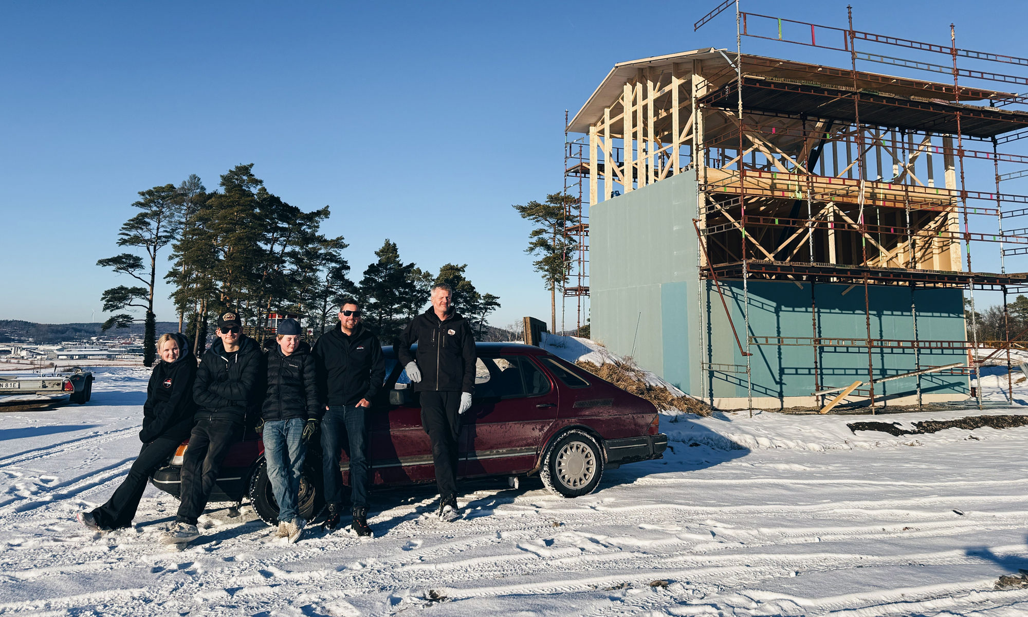 Medlemmar från Varbergs motorklubb som står framför deras nya funktionärshus som byggs med stöd från Sparbanksstiftelsen.