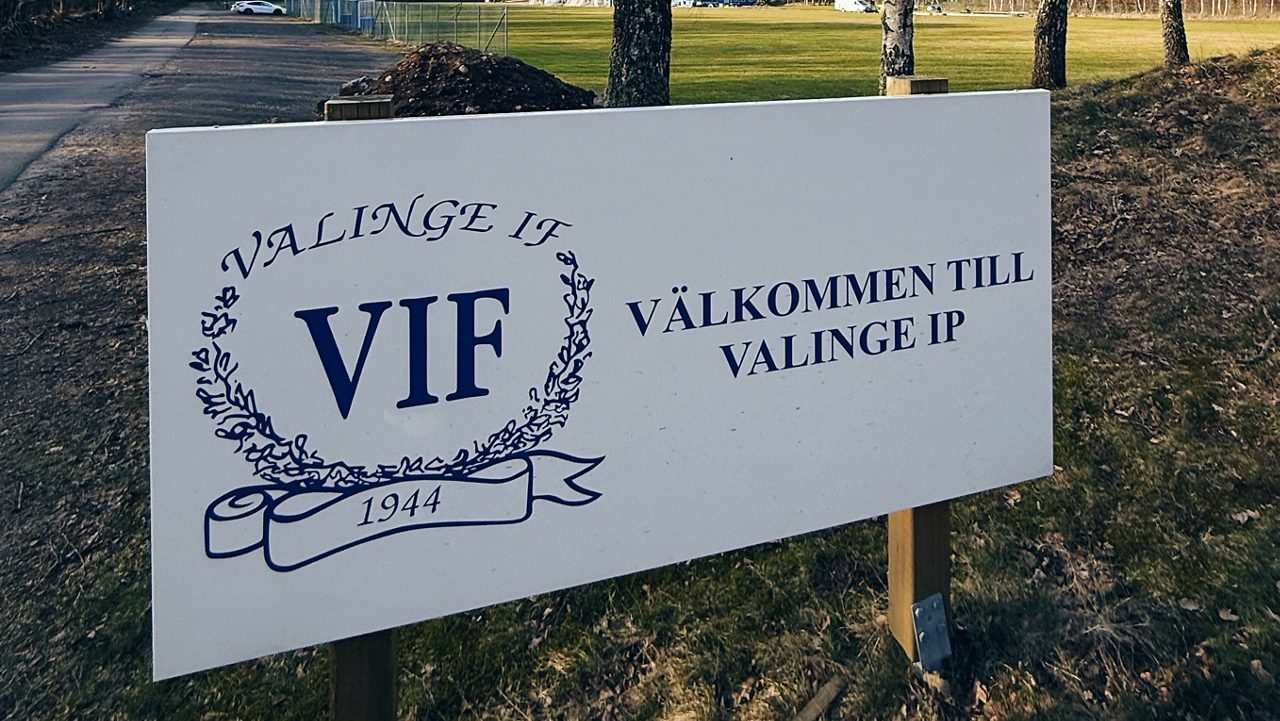 Ett foto på en skylt där det står Valinge IP