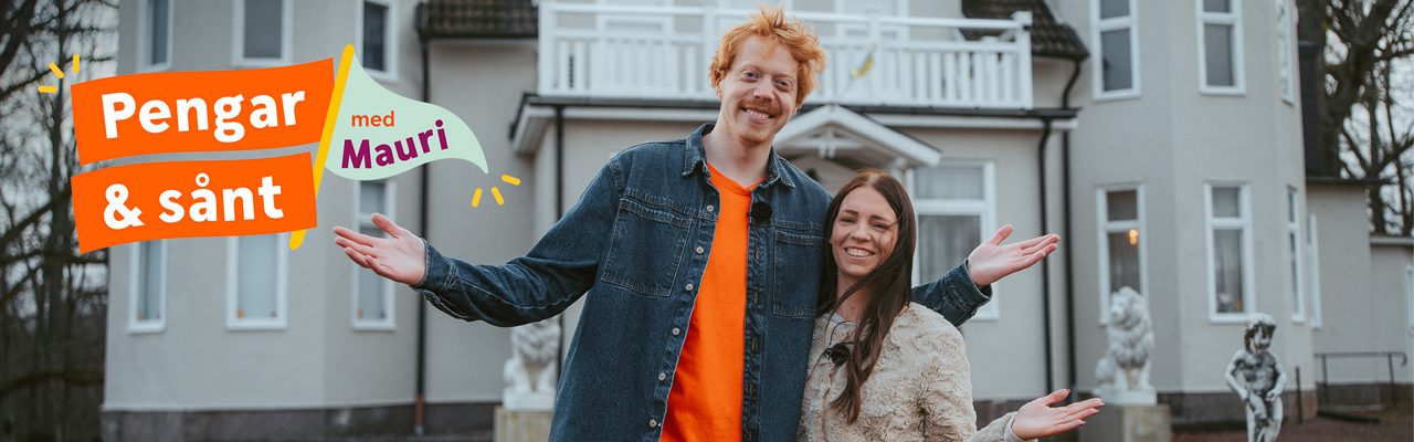 Mauri och en gäst står utanför ett stort hus