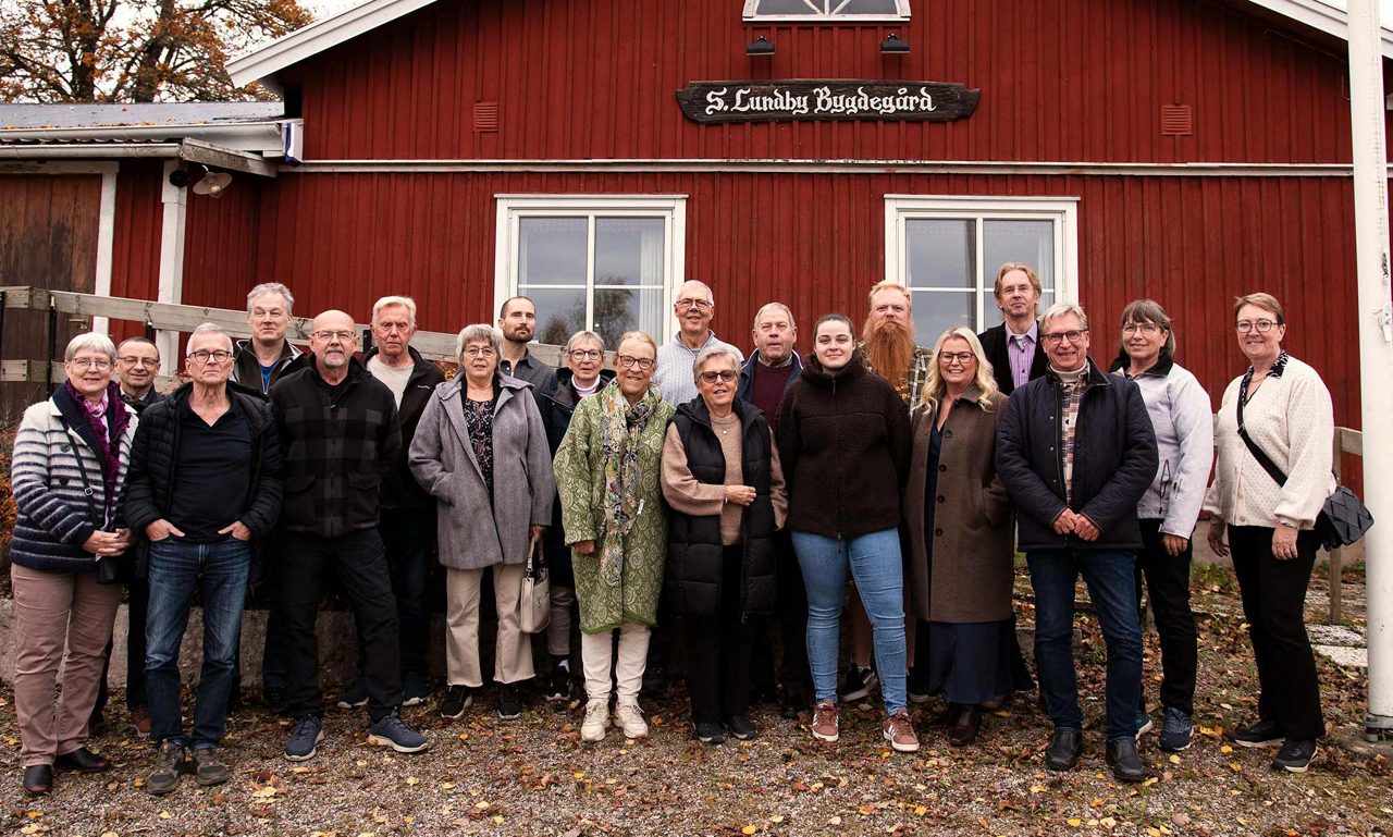 Gruppbild med utdelning av 6 miljoner kronor