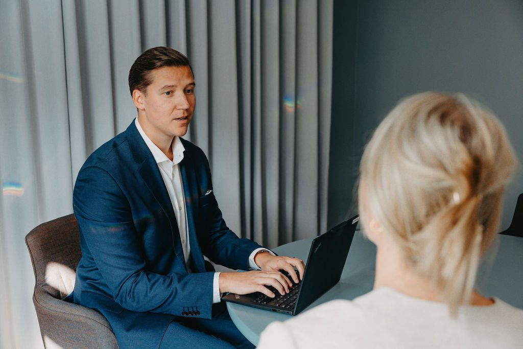 Bankens rådgivare i samtal med kund.