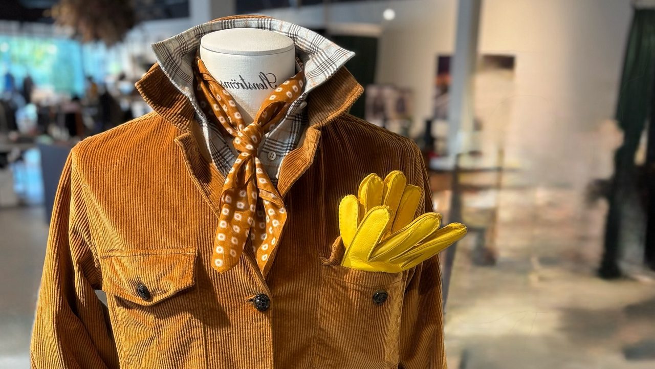 En jacka som hänger i en butik