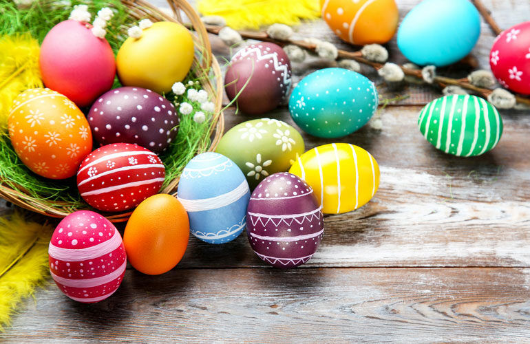 Färglada påskägg på ett träbord