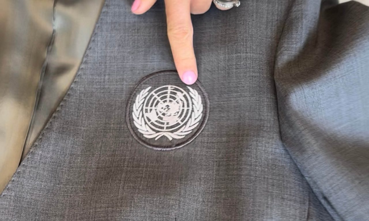 FN:s emblem syns på varje plagg.
