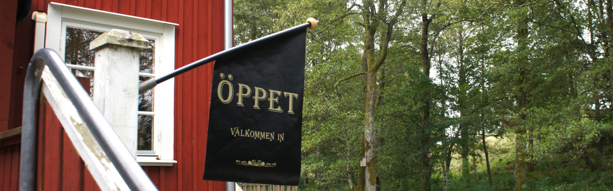 Vänga Kvarn - Flagga med öppettider