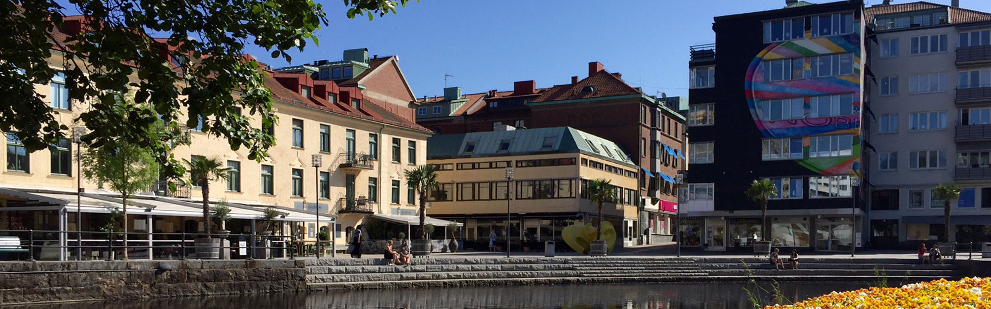 Blommande vårrabatter i Stadsparken med Viskan och Sandwalls Plats i bakgrunden