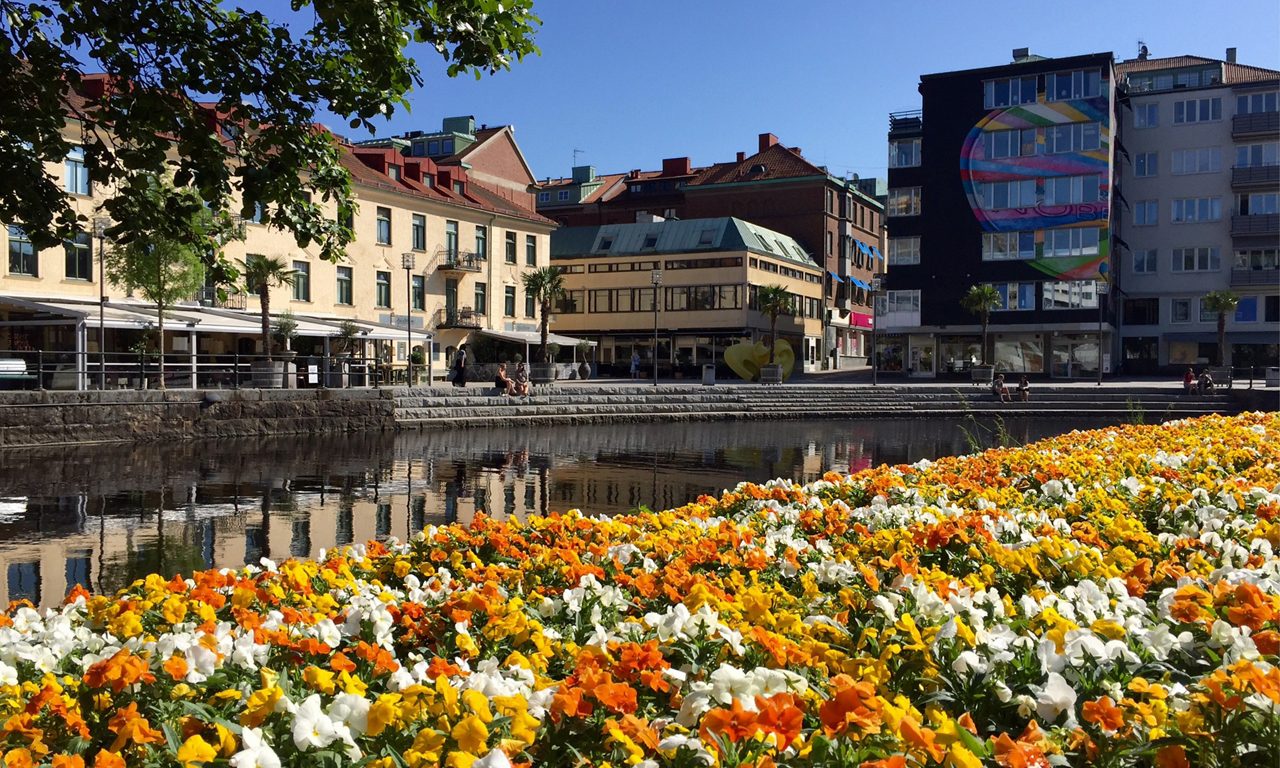 Blommande vårrabatter i Stadsparken med Viskan och Sandwalls Plats i bakgrunden