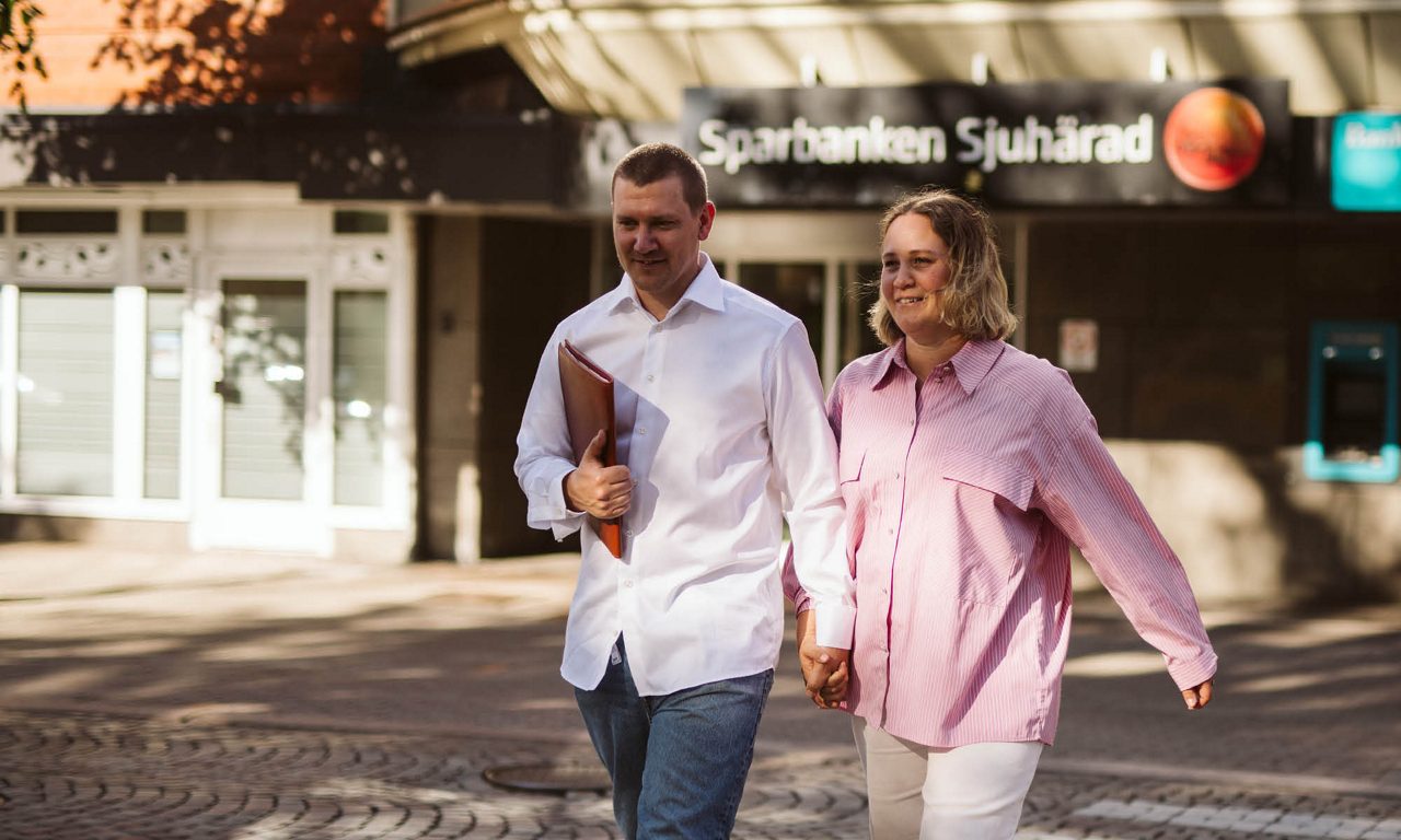 Man och kvinna framför Sparbanken Sjuhärad i Borås