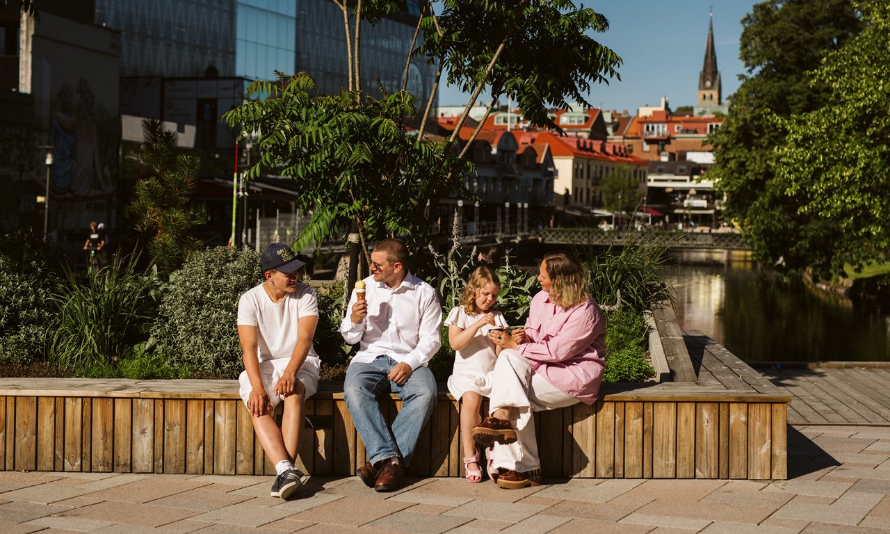 Familj på Sparbanksbron i Borås