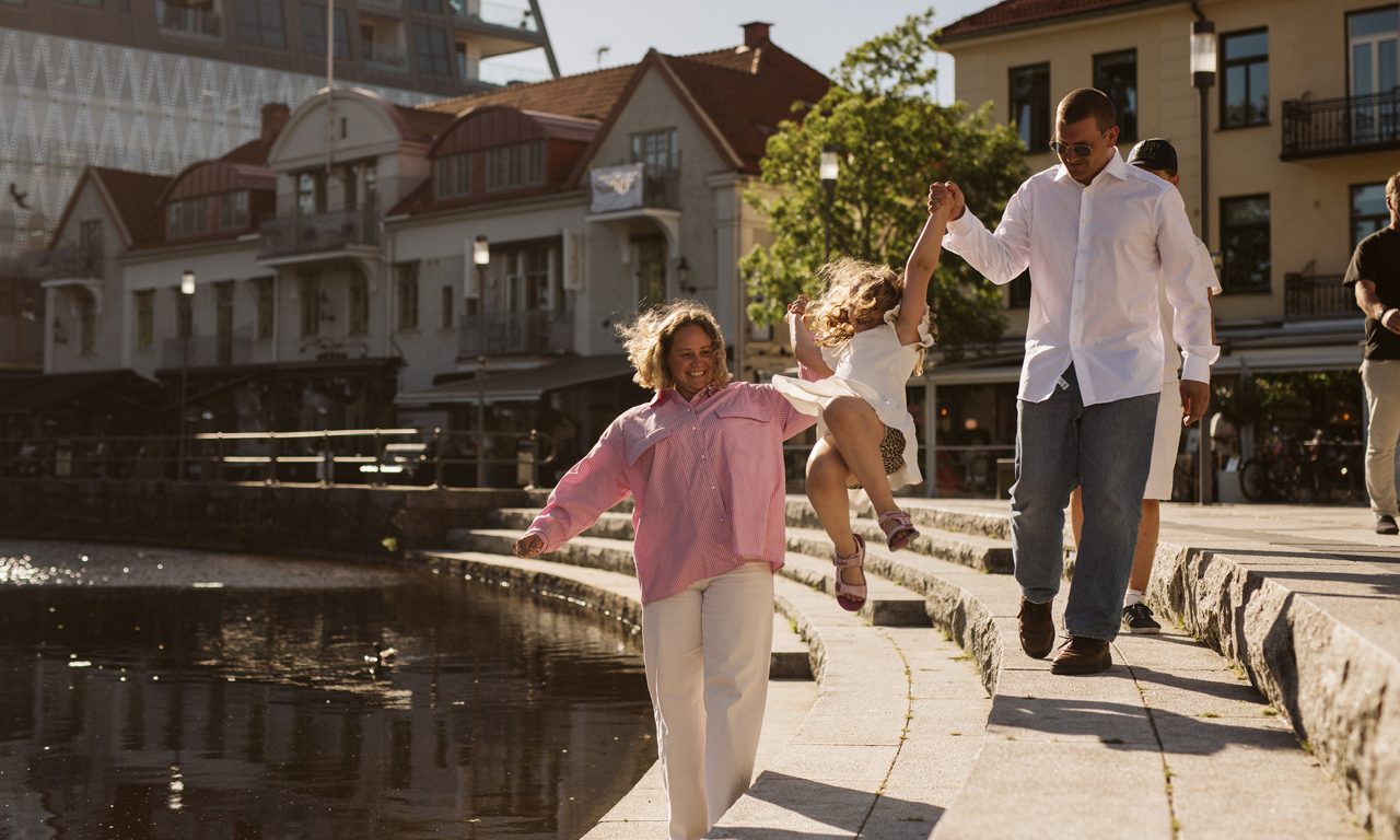 Familj på Sandwalls Plats i Borås