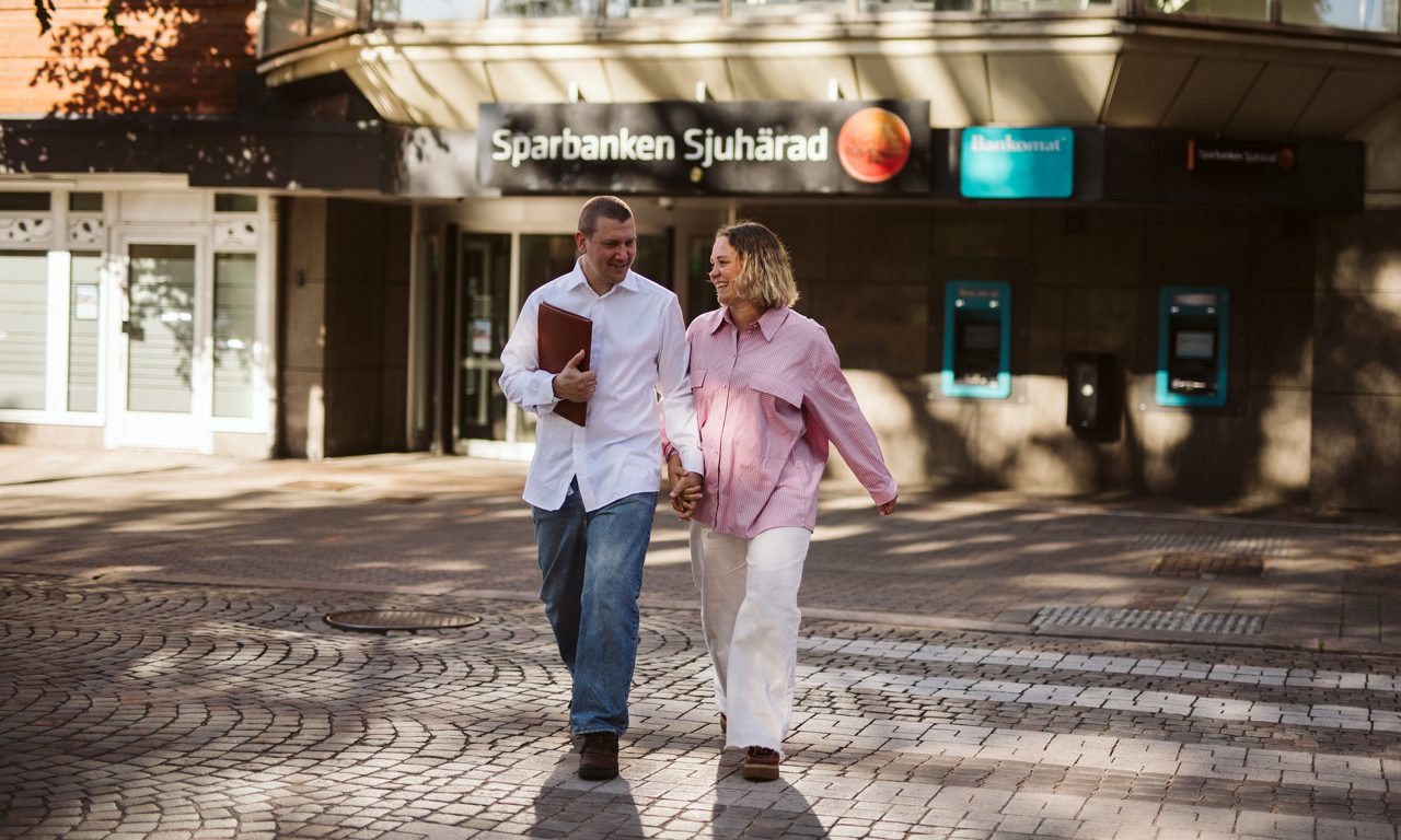 Familj utanför banken på Allégatan i Borås