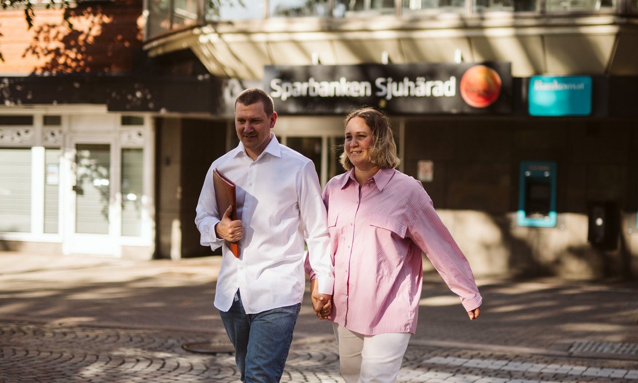 Familj utanför banken på Allégatan i Borås
