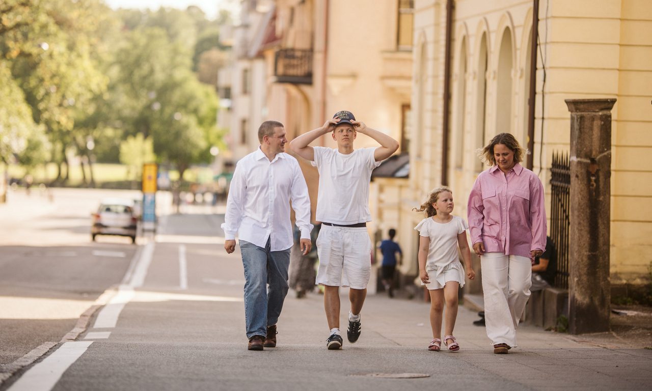 Familj på Åsbogatan i Borås