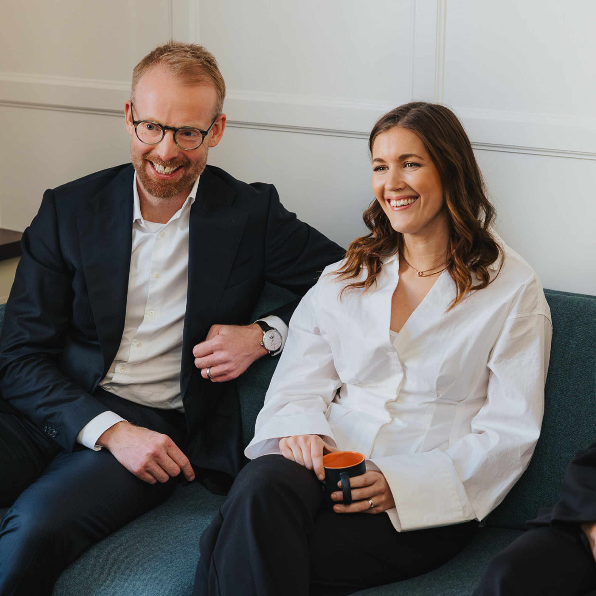 Medarbetare på banken i samtal