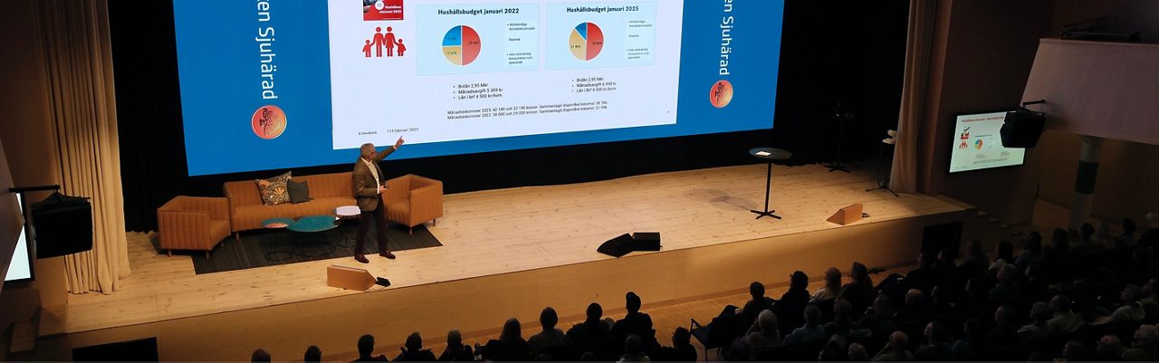 Arturo Arques på scen under kundeventet "Plånboken & Psyket" på Borås Kongress