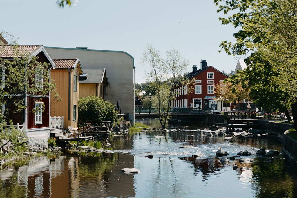 Roslagens Sparbanks premiumrådgivare samlade framför en röd träbyggnad i bankens lokala miljö. Teamet arbetar nära kunderna för att ge personlig rådgivning och skräddarsydda lösningar inom sparande, lån och investeringar. På bilden står de tillsammans, klädda i kavajer och med ett professionellt och välkomnande uttryck.