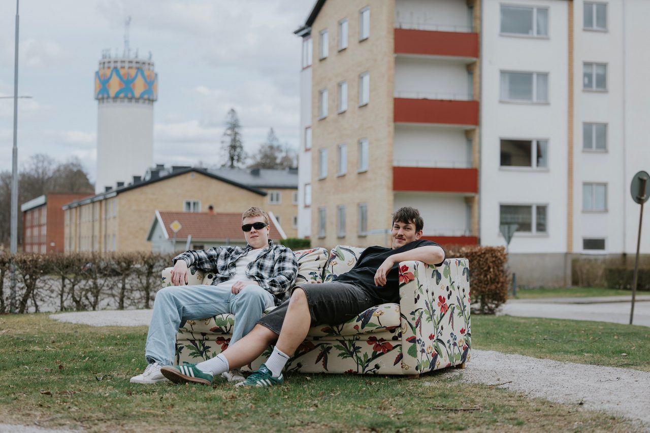 Två unga vuxna i en soffa