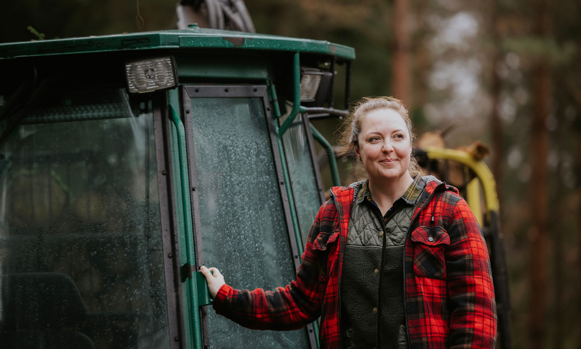 Kvinna vid skogsmaskin