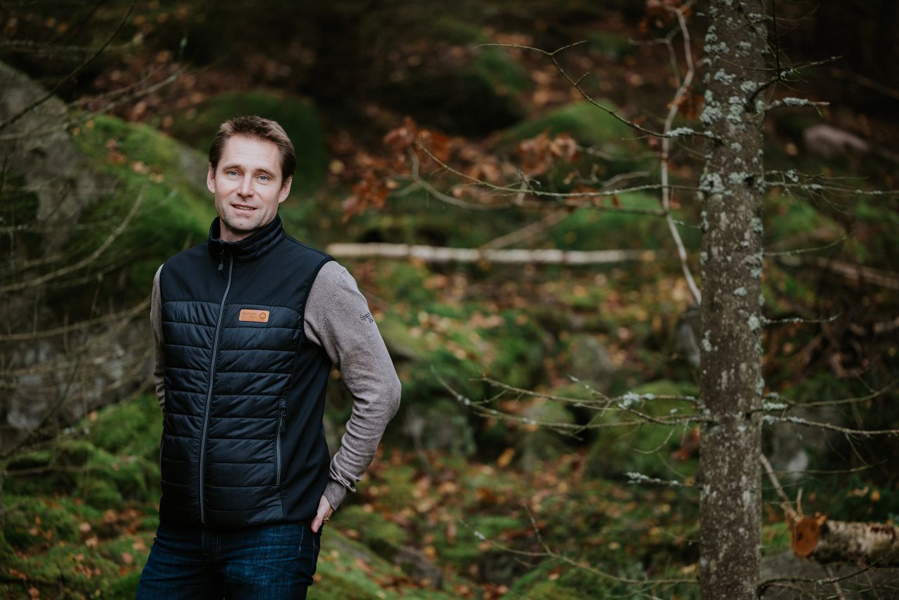 Sparbanken Ekens företagsrådgivare Henrik i skogen