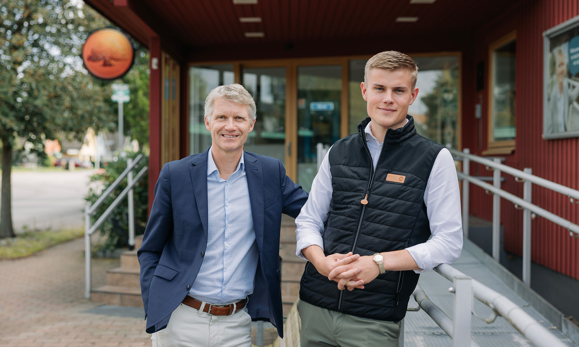 Stefan och Erik utanför kontoret