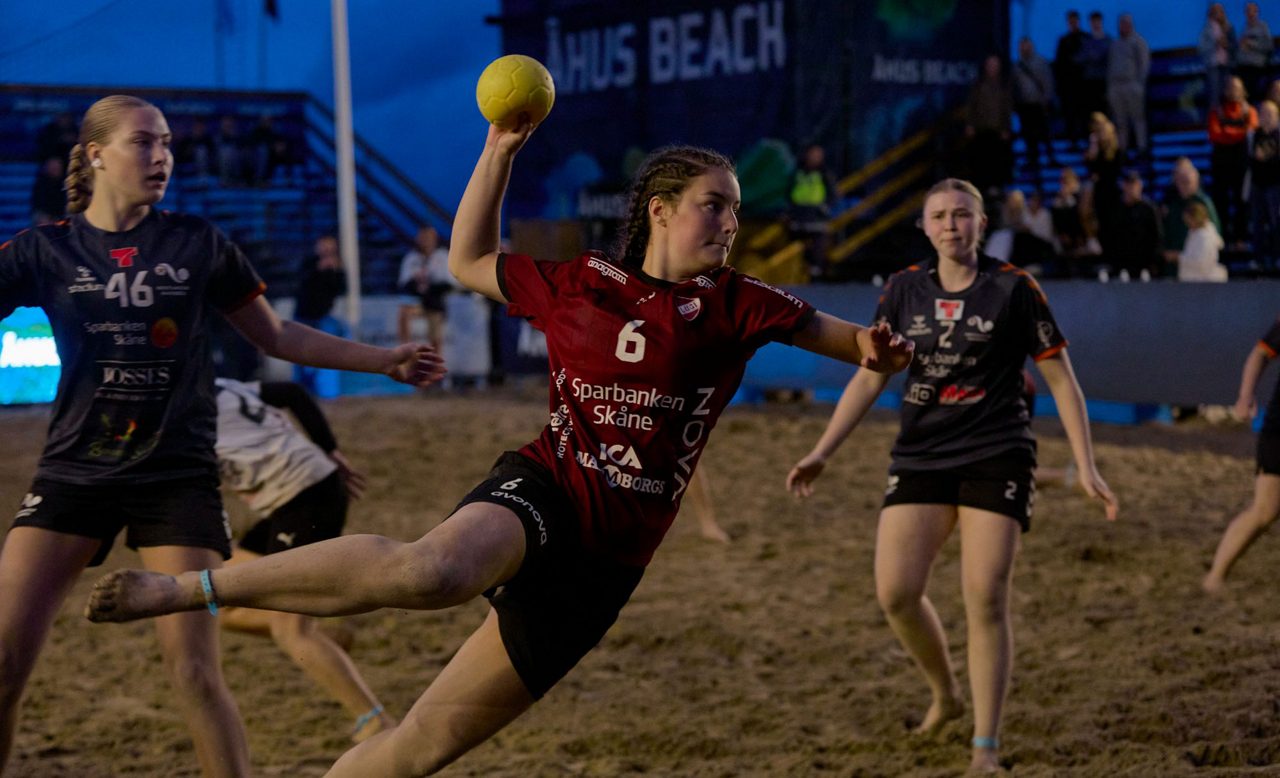 Tre tjejer som spelar beach handboll