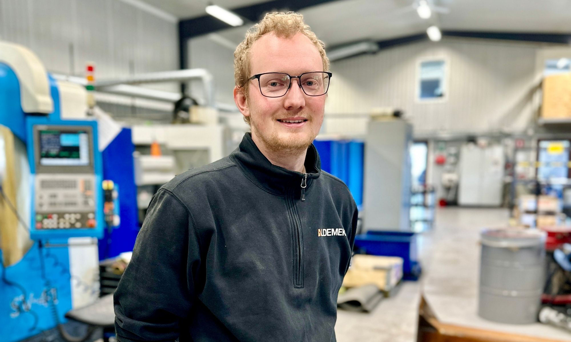 Man som jobbar i en mekanisk verkstad