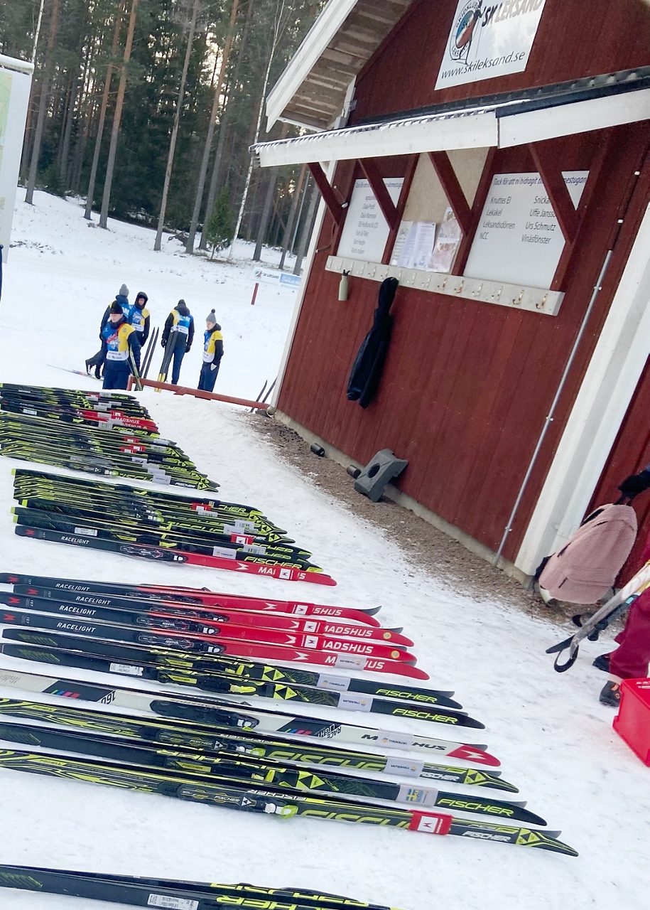 Skolelever från Leksands kommun åker längdskidor i Källan under Alla på snö.
