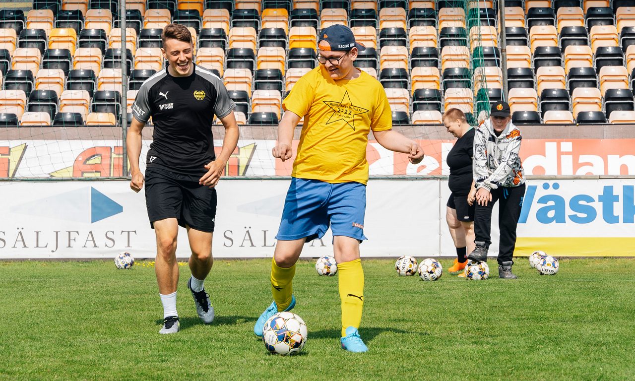 Elliot Stroud spelar fotboll tillsammans med spelare från Allstars