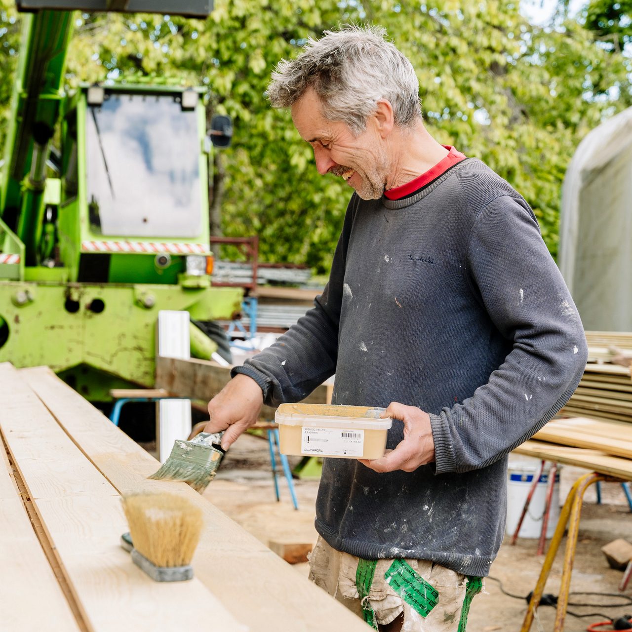 Anders målar plank