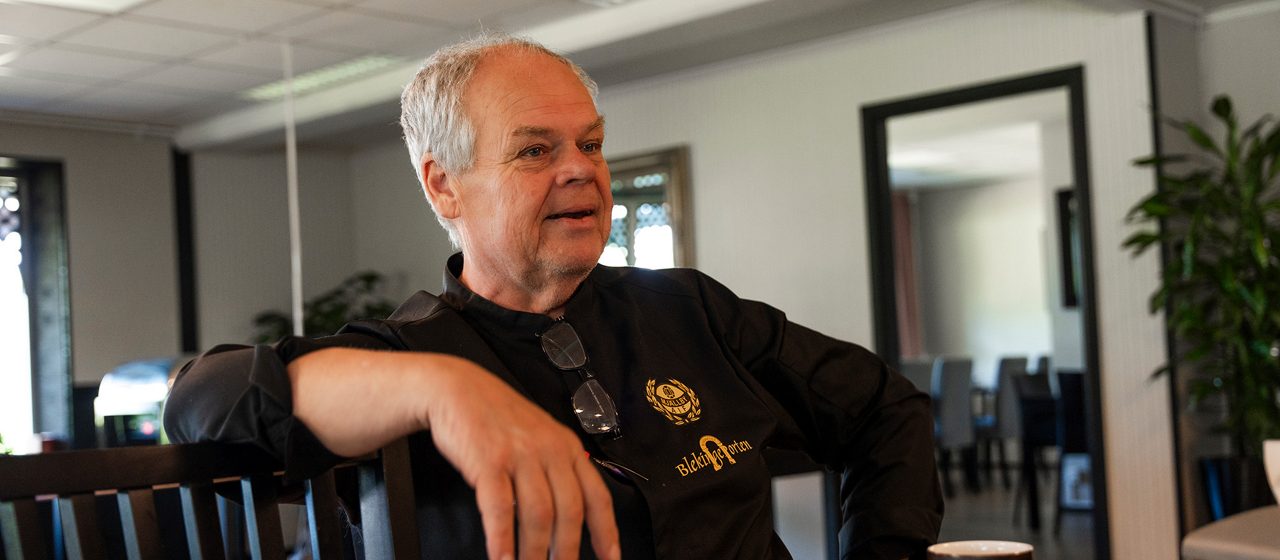 Anders sitter vid ett bord i restaurangen