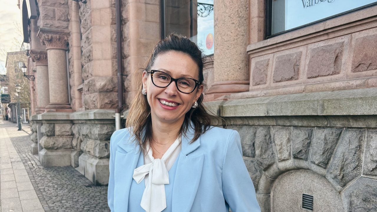 Ett foto på Anita Novakovic utanför bankhuset