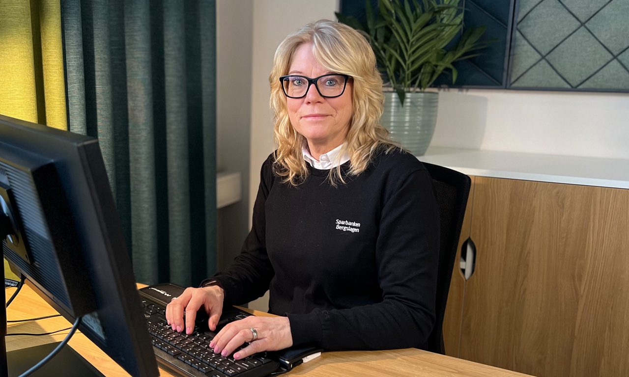 Annica sitter och arbetar vid sin dator