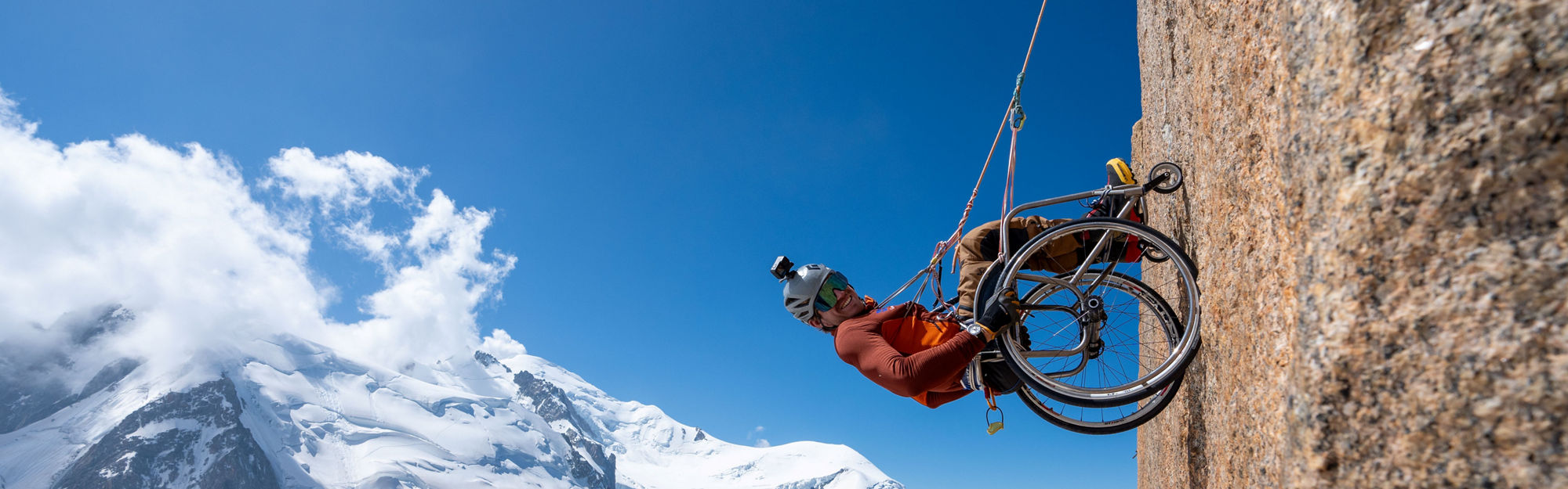 Rullstolsklättrare bestiger brant bergsvägg