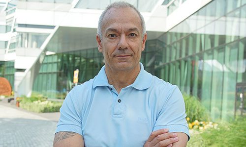 Privatekonomen Arturo Arques utanför en kontorsbyggnad, med armarna i kors