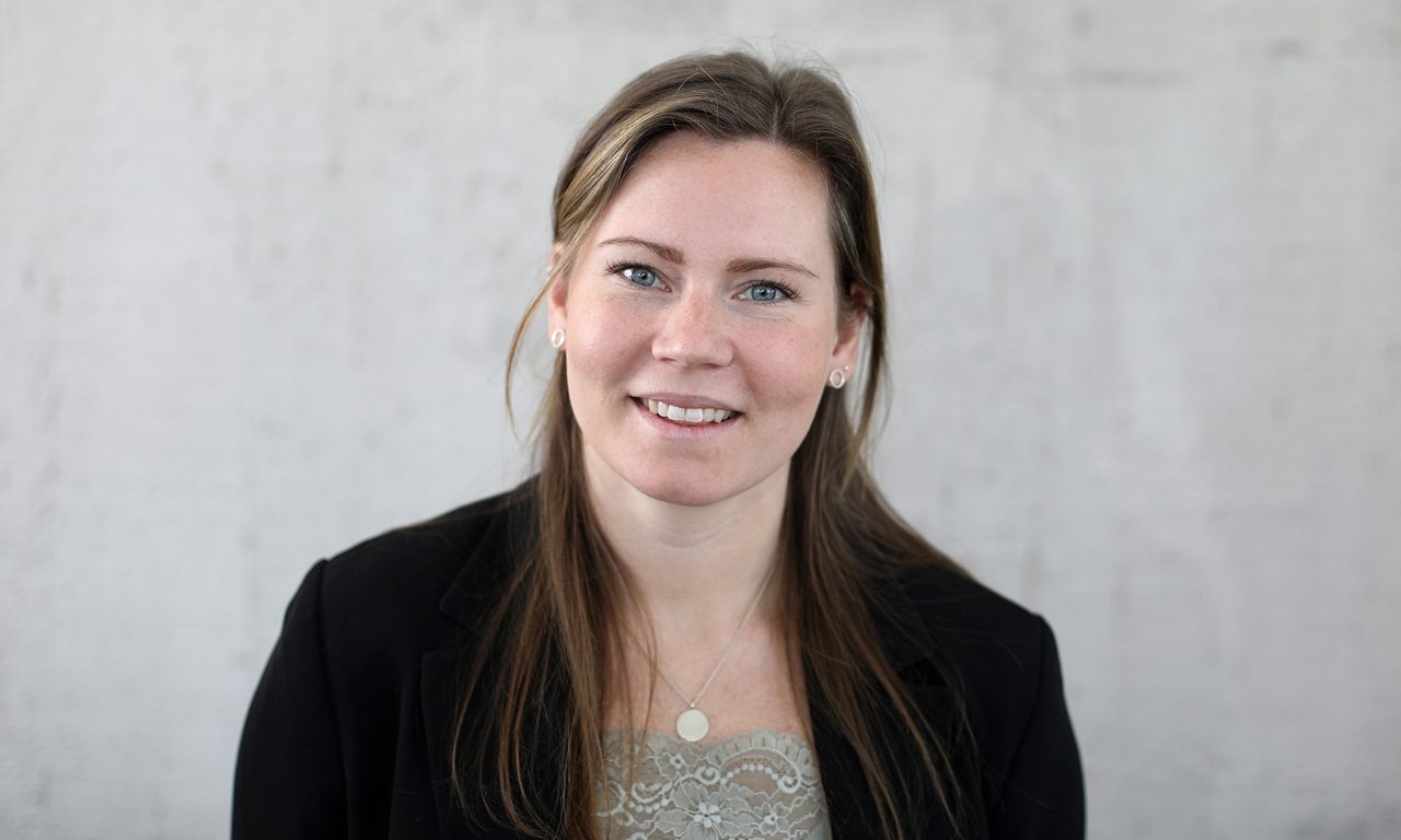 Åsa Bengtsson närbild grå bakgrund