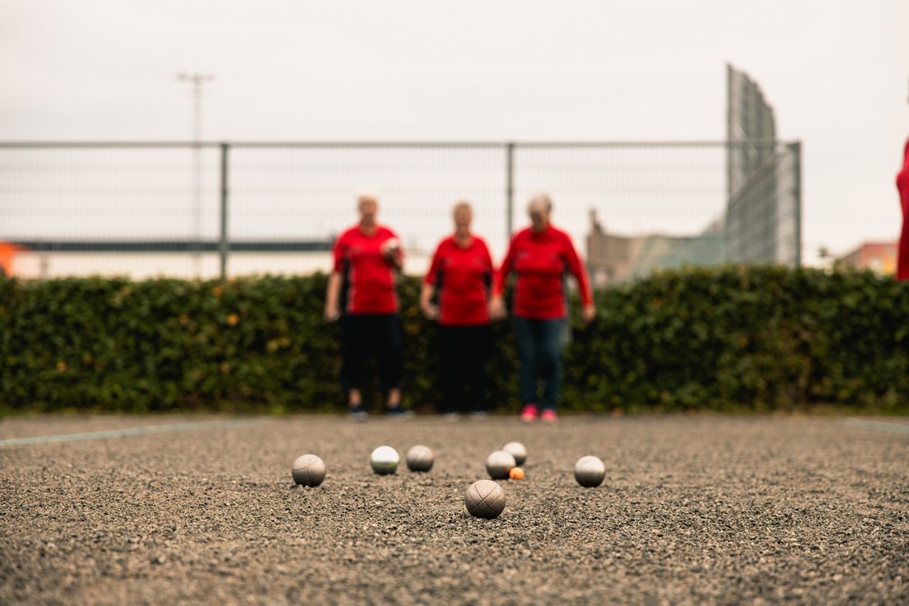 Bouleklot i närbild i på en boulebana