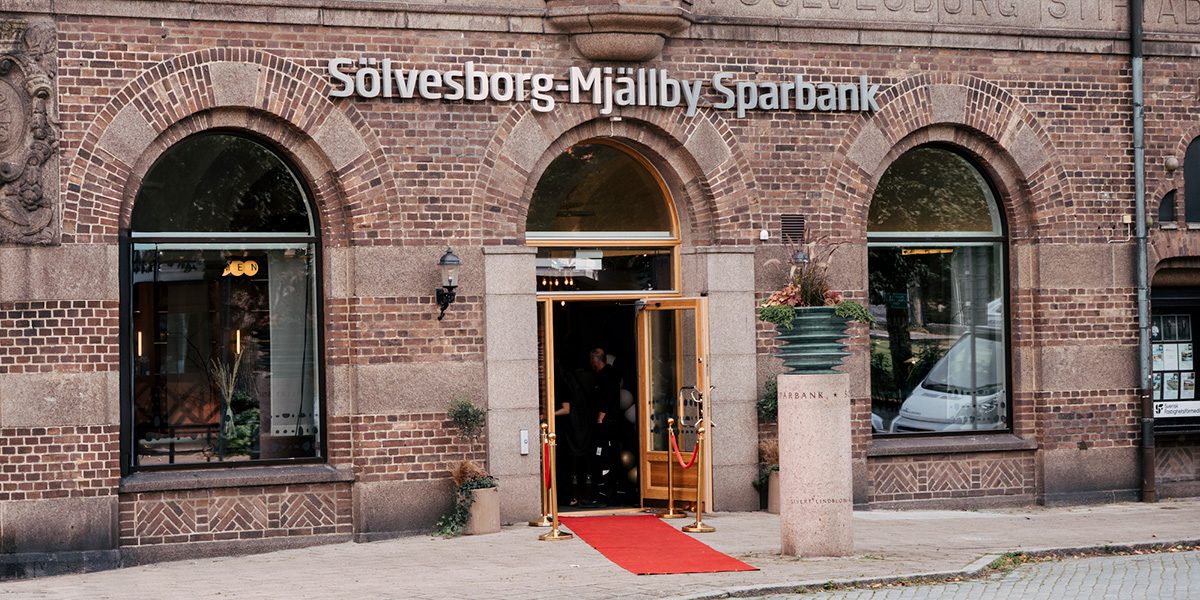 Fasaden vid entrén på Sparbankskontoret i Sölvesborg