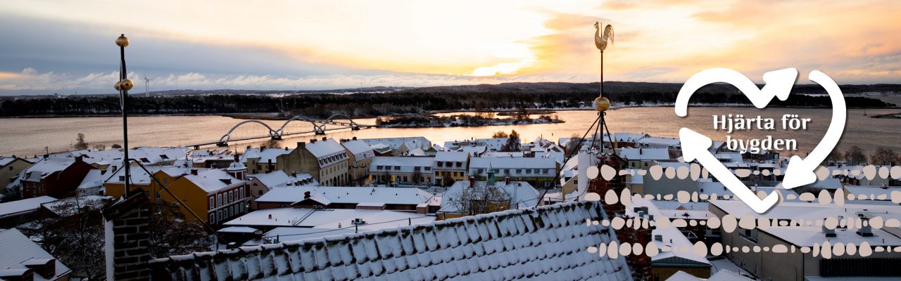 Drönarbild över ett snötäckt Sölvesborg med kyrktornets tak i förgrunden