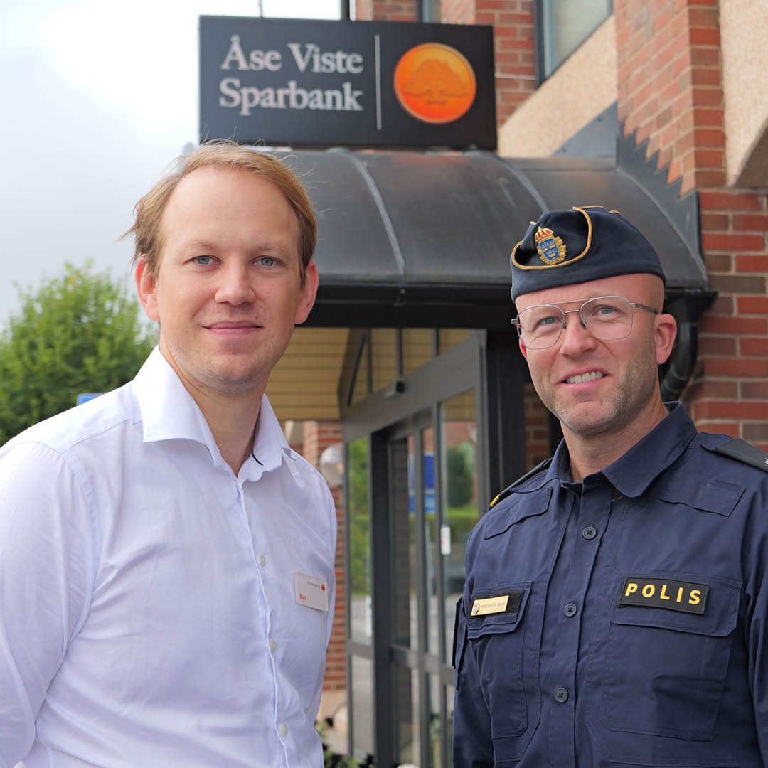 Två män varav en är polis
