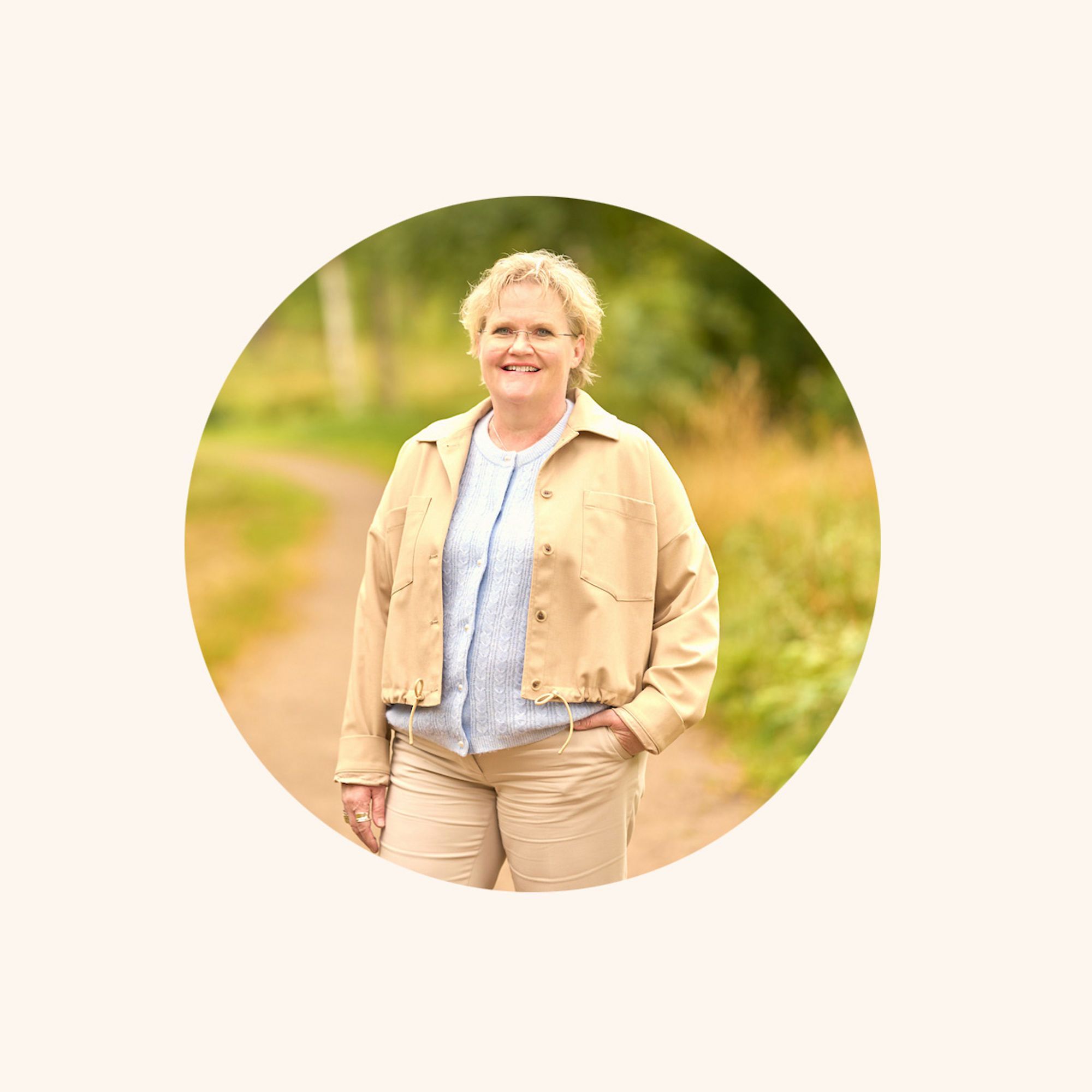 Rund bild på Berit i utomhusmiljö