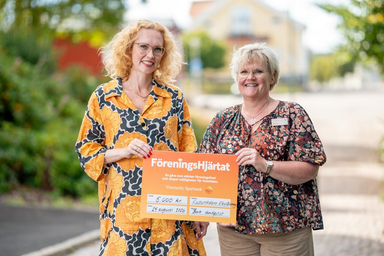 Berit räcker över gåvokort till Kulturskolans Elevförening