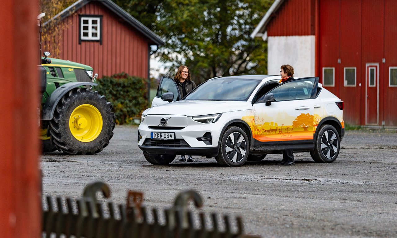 Två kvinnor kliver ur en bil på en bondgård