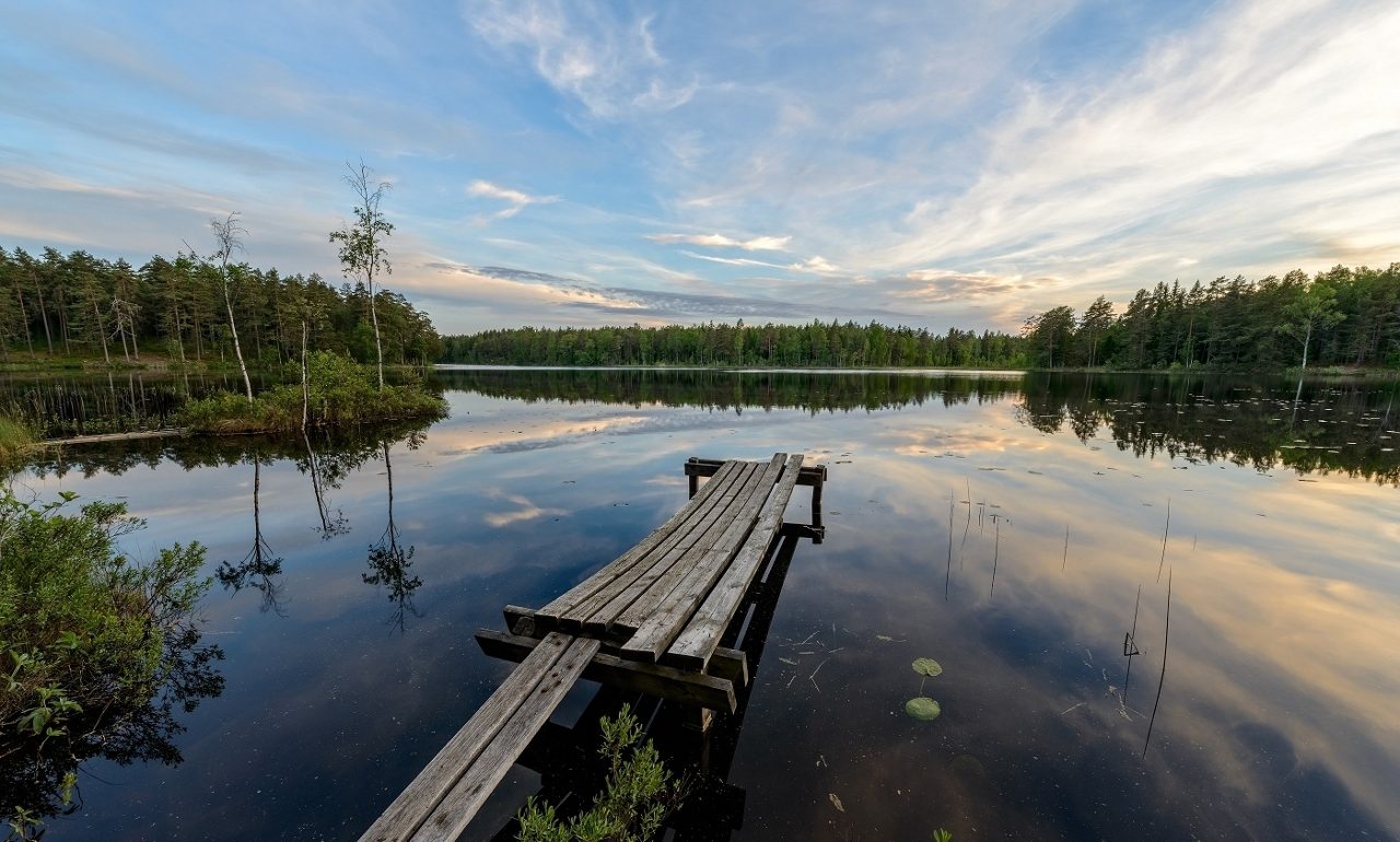 En brygga i en sjö. 