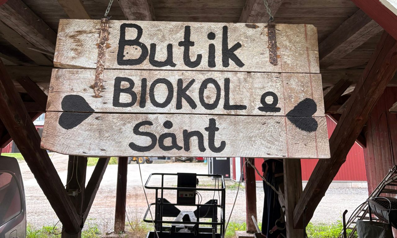 Skylt där det står Butik Biokol och sånt
