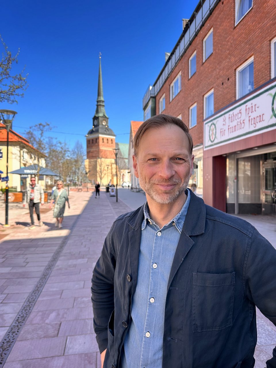 Björn Rinstad, vd på Leksands Sparbank, står på Kyrkogatan i Mora.