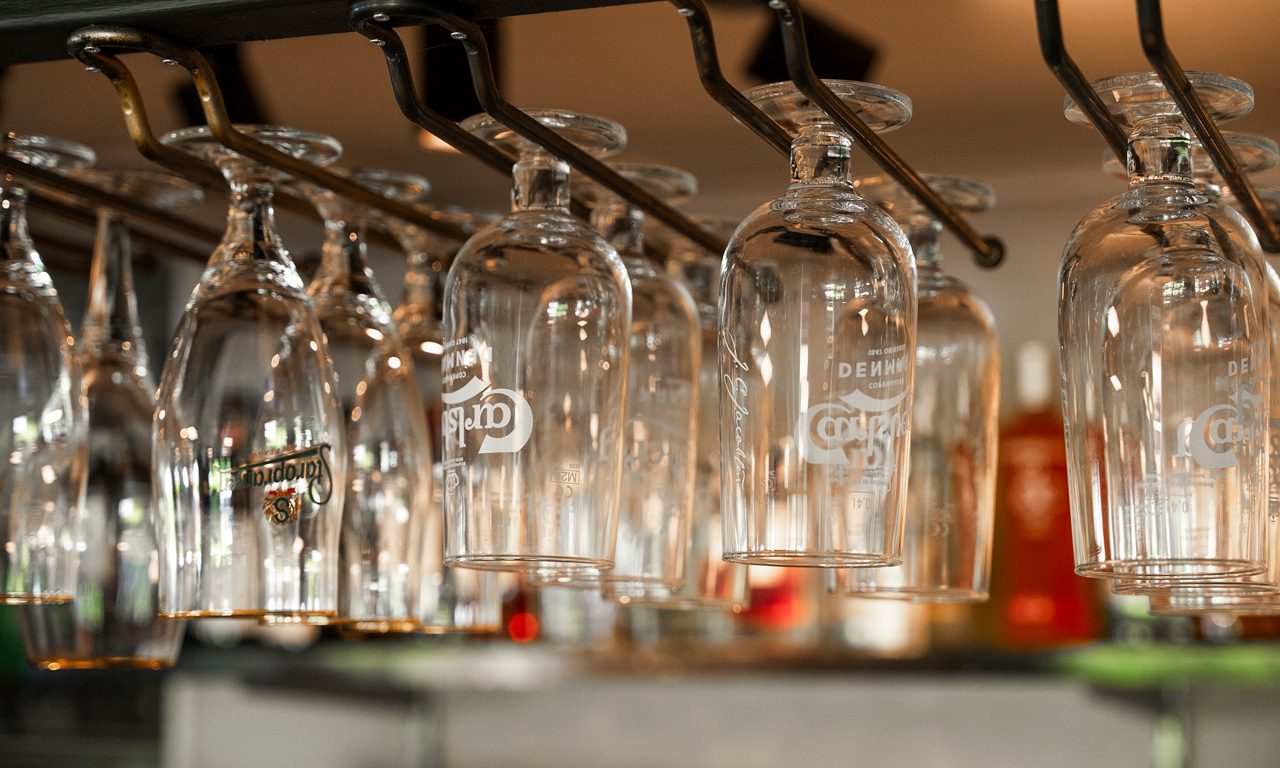 Närbild på ölglasen som hänger över bardisken på Restaurang Blekingeporten