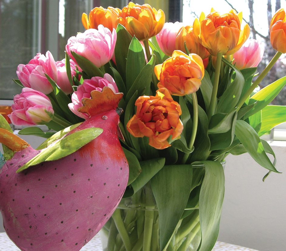 Påsk pynt framför en bukett med tulpaner