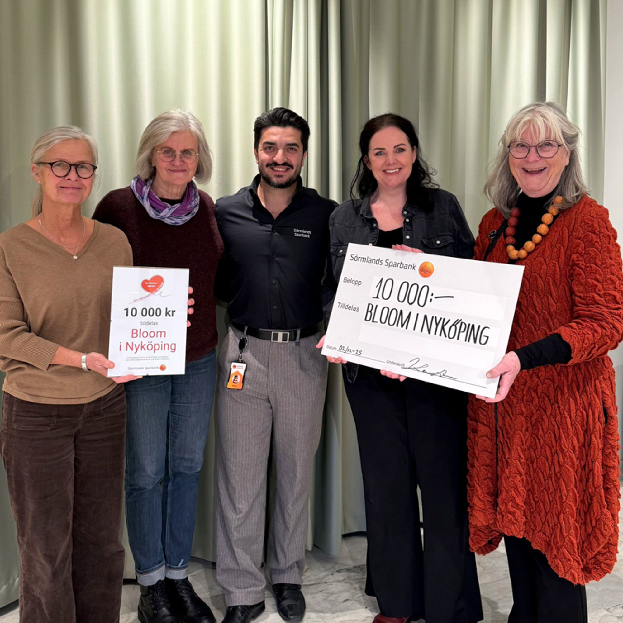 En grupp människor med en check