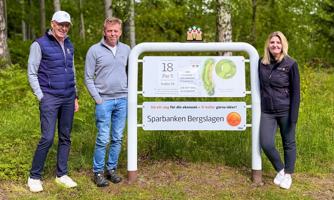Bild på Bo Söderholm och Lars Oskarsson, Nora Golfklupp och Jenny Lingström, Sparbanken Bergslagen.
